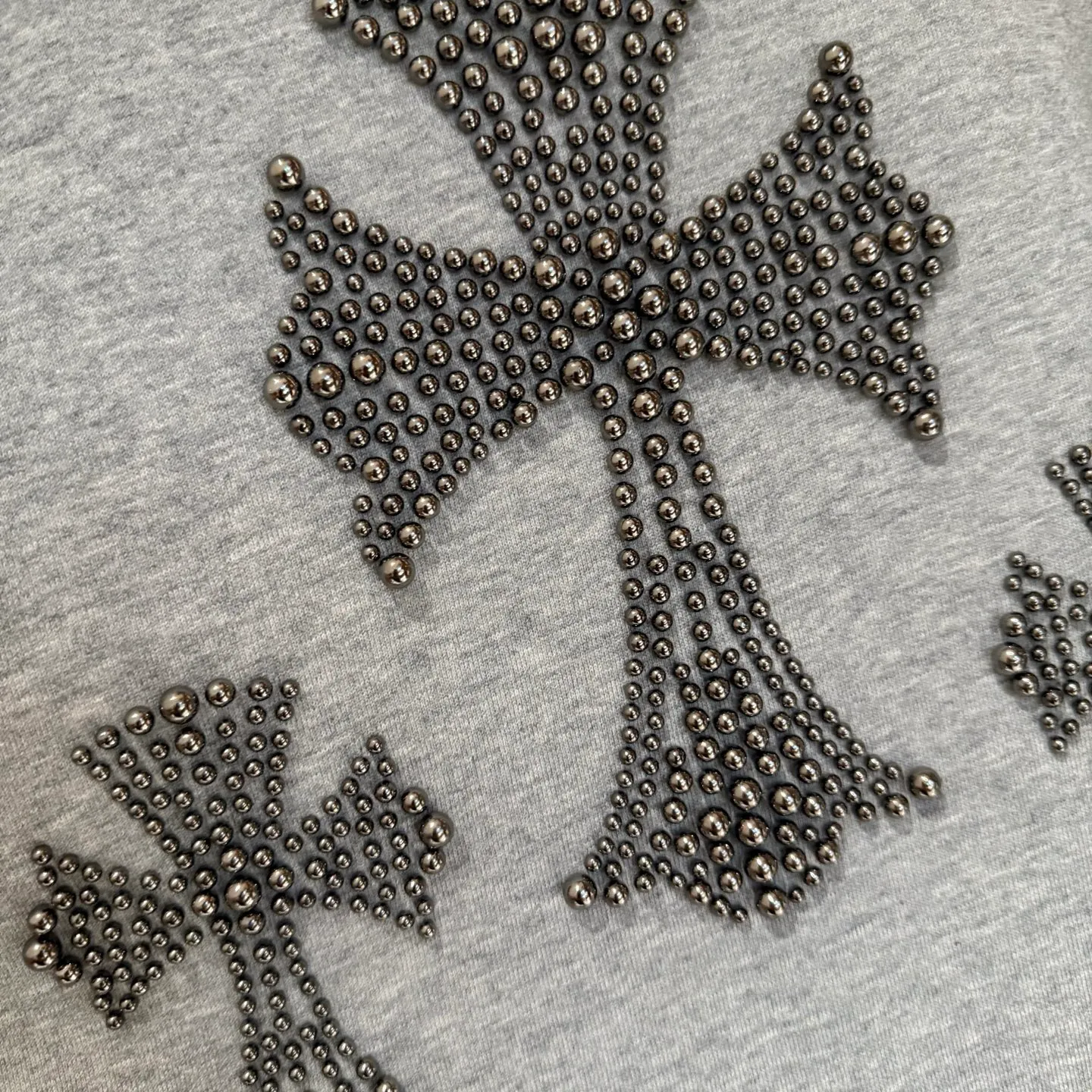 🅿️410 [Strict quality control] CH Croixin's new long-sleeved hooded sweatshirt. The fabric is made of heavy 480g double yarn fabric. Front and back embroidery➕beads. Ready-to-wear loose fit. The fabric is stiff and stylish. It does not deform or shrink. Color: black, white, floral gray. Size: M-2xl